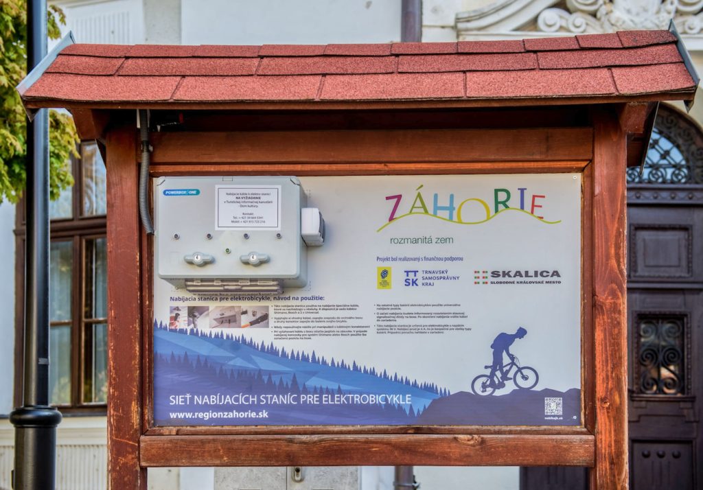 Cyklistická verejnosť v meste Skalica môže využívať novú službu, ktorou je nabíjacia stanicu pre elektrobicykle umiestnenú priamo v centre mesta Skalica na Námestí slobody pred Gymnáziom F. V. Sasinka. Zdroj: Mesto Skalica